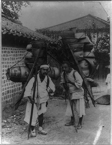 File:Korean porters cca 1900.jpg