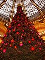 Sapin de Noël aux Galeries Lafayette à Paris.