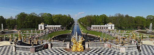 Peterhof : la fontaine Samson et le canal maritime.