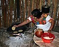 Un fem mexican cocente tortilias de mais