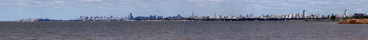 Panorama van de skyline van Buenos Aires genomen vanaf Vicente López. Van links naar rechts, Puerto Madero, Retiro, Recoleta, Palermo, Belgrano en Nuñez.