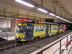 16 juin 2006 Motrice PCC type 7900 sur la ligne 55 vers la gare de Bordet à la station Porte de Hal de l'axe prémétro Nord-Sud.