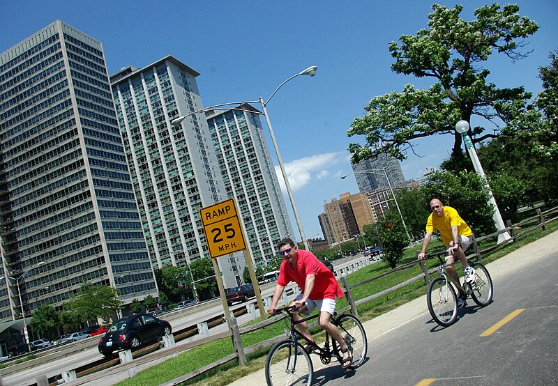 File:Cycling in Chicago 01.jpg