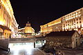 piazza Indipendenza (il Largo) con la chiesa di Santa Petka dei sellai del 1241. e l'Assemblea nazionale (l'ex Palazzo del Partito comunista)