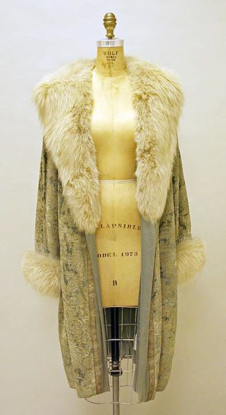 File:Evening coat MET 1972.8 F.jpg