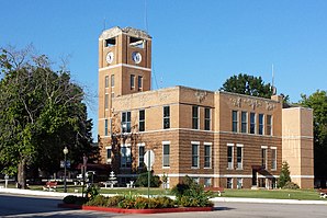 Franklin County Courthouse in Ozark (2013). Das 1904 fertiggestellte und nach einem Großbrand 1944 teilweise neu gebaute Gerichtsgebäude (Courthouse) des County ist seit September 1995 im National Register of Historic Places eingetragen.[1]