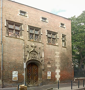 Façade de l'hôtel de Bernuy sur la rue Léon-Gambetta, entrée administrative de l'actuel collège Pierre-de-Fermat (ancien collège des Jésuites).