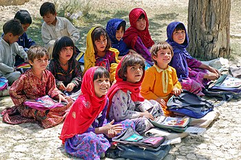 أطفال أفغان في مدرسة مفتوحة (بالهواء الطلق) في قرية باموزاي بالقرب من مدينة گردیز بولاية پکتیا الأفغانيَّة