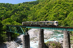 宮川を渡る高山本線のキハ25形気動車 （2022年5月 杉原駅 - 猪谷駅間）