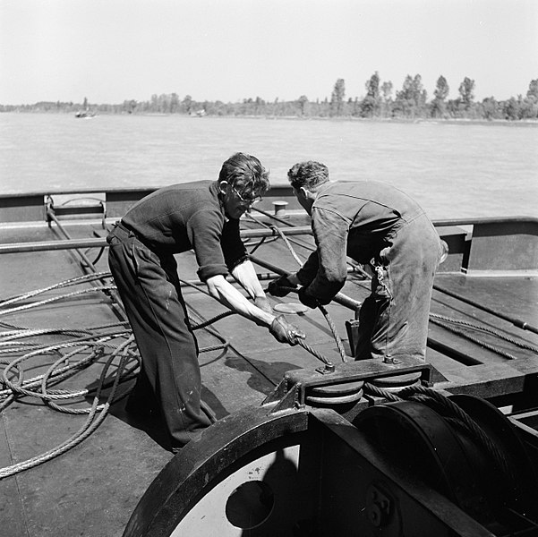 File:Vastmaken van een binnenvaartschip aan de Damco 230 met links bemanningslid Jan…, Bestanddeelnr 254-1603.jpg