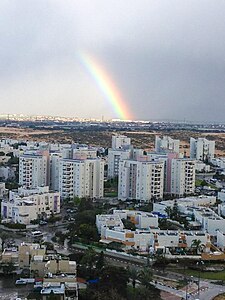 קשת בענן מעל בנייני הרובע