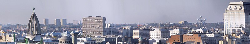 File:Atomium - Gr.Palais et Sommets de l'ouest depuis la Cathédrale (zoom 16x) - panoramio.jpg