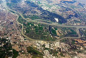 Vue aérienne de l'île de la Barthelasse à Avignon.