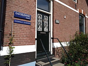 Straatnaambord Kadoelenweg, Amsterdam-Noord. Met daaronder Zuideinde, de naam van de straat zoals zij heette binnen de gemeente Landsmeer tot 1966.