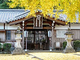 丹生酒殿神社拝殿と銀杏