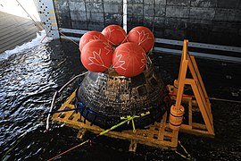 Orion-Kapsel im Welldeck der USS Portland