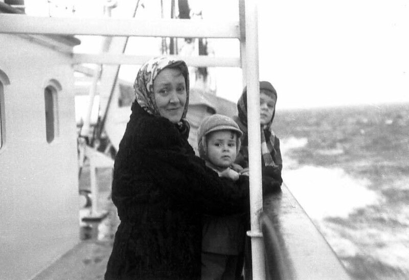 File:Birgit Ridderstedt & sons Lars & Stefan emigrating 1950.jpg