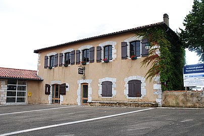 La mairie et la poste.