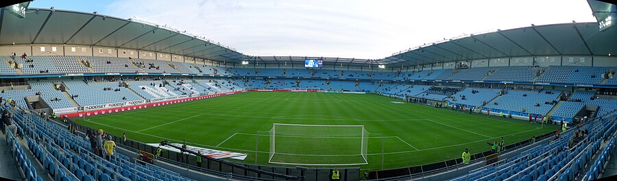 En panoramabild över Stadion från Carlsbergläktaren, visar från vänster till höger PEAB-läktaren, Eon-läktaren och Sydsvenskan-läktaren.