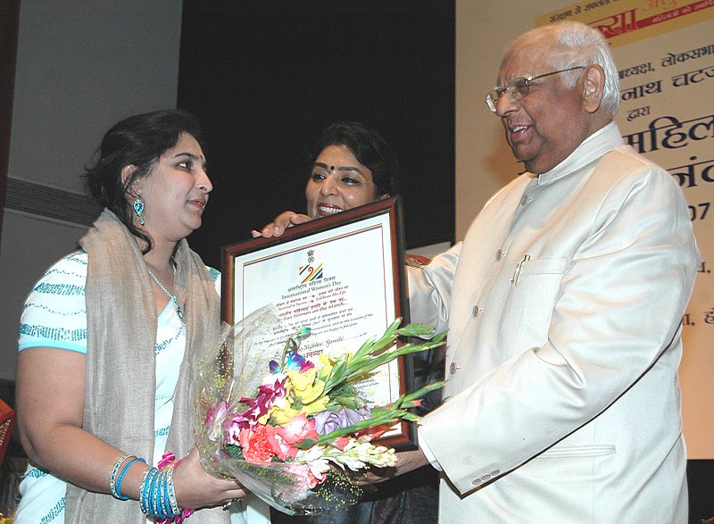 File:The Speaker of Lok Sabha, Shri Somnath Chatterji, felicitating the Women Achievers, Dr. Vandana Vaibhav Gandhi a Gynaecologist from Akluj, Maharashtra, in New Delhi on March 09, 2007.jpg