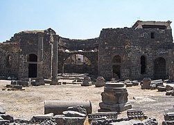 Interiøret av basilika med apsis og peristyl