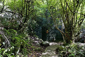 Portail protégeant l'accès à la grotte