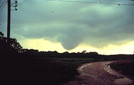 een Cumulonimbus tuba die de grond aan het naderen is