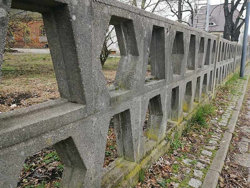 File:Kunststeinmauer Schulstraße Senftenberg 2020-03-08 4.jpg