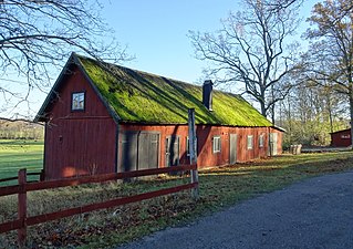 En av gårdens bevarade uthuslängor.