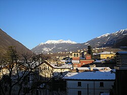 Tirano sijaitsee Alppien keskellä Addajoen varrella.