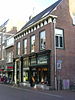 Winkel met bovenwoning