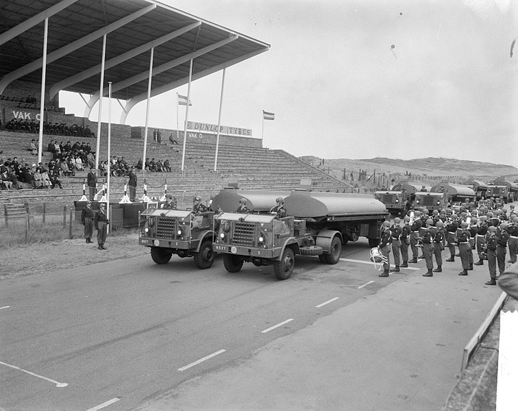 File:50 jaar Aan en Afvoertroepen , defile te Zandvoort, voertuigen trekken voorbij, Bestanddeelnr 917-9583.jpg