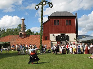 Midsommardans framför hyttan.