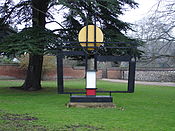 Construction (Crucifixion): Homenagem a Mondrian, 1966, fora da Catedral de Winchester