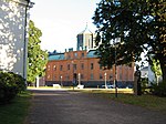 Gamla gymnasiet söder om domkyrkan (vars mur skymtar till vänster). Gymnasiet är också en av de byggnader som överlevde branden 1865