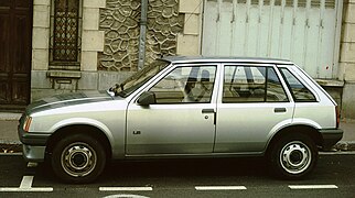 Opel Corsa 5-deur (1985–1990). In Suid-Afrika bekend as die Opel Kadett.