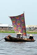 Pirogue à voile.