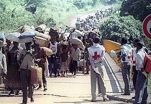 Eine Karawane von vor dem Völkermord an den Tutsi fliehenden Ruandern im Jahr 1994 nahe den Rusumo Falls