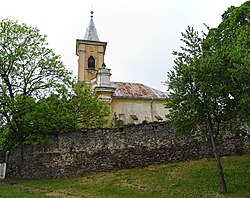 Római katolikus templom 15. századi erődfallal