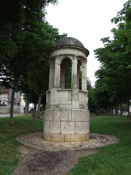 File:Joigny - Vigie de l'ancienne porte Saint-Jacques.jpg