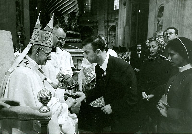 File:Paolo VI con il medico Alfeo Rettore.jpg