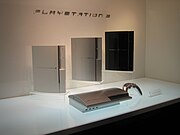 東京ゲームショウ2005で展示されたPS3本体。左からセラミックホワイト、サテンシルバー、クリアブラック