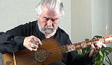 Guitarist Rafael Andia playing a baroque guitar.