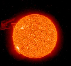 انفجار شمسي سجله مسبار ستيريو وامامه الشمس.