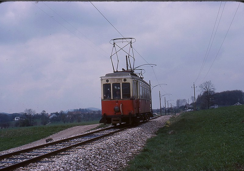 File:050L03170479 Attergaubahn, Trasse nach Palmsdorf, Triebwagen fährt Richtung Attersee.jpg