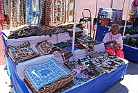 販售傳統刺繡布料的奧托米婦女，攝於克雷塔羅州。