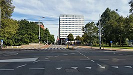 Karl Popperbrug vanuit het zuiden met een van de torens van het World Fashion Centre (september 2019)