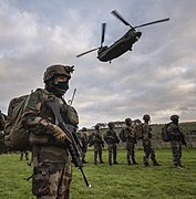 Militares franceses com seus fuzis FAMAS.