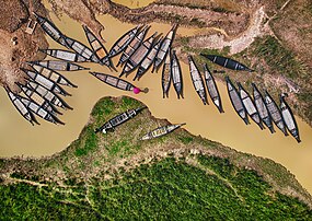 Pirogues sur un sous-affluent de la Surma, dans le district de Sylhet, au nord-est du Bangladesh. (définition réelle 3 900 × 2 761)