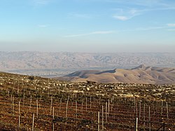 נוף הרי מזרח השומרון, בקעת הירדן והרי הגלעד שבירדן, כפי שנשקפים מגבעת ארנון.